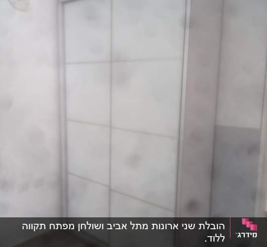 ארון לבן עם דלתות הזזה בחדר ריק